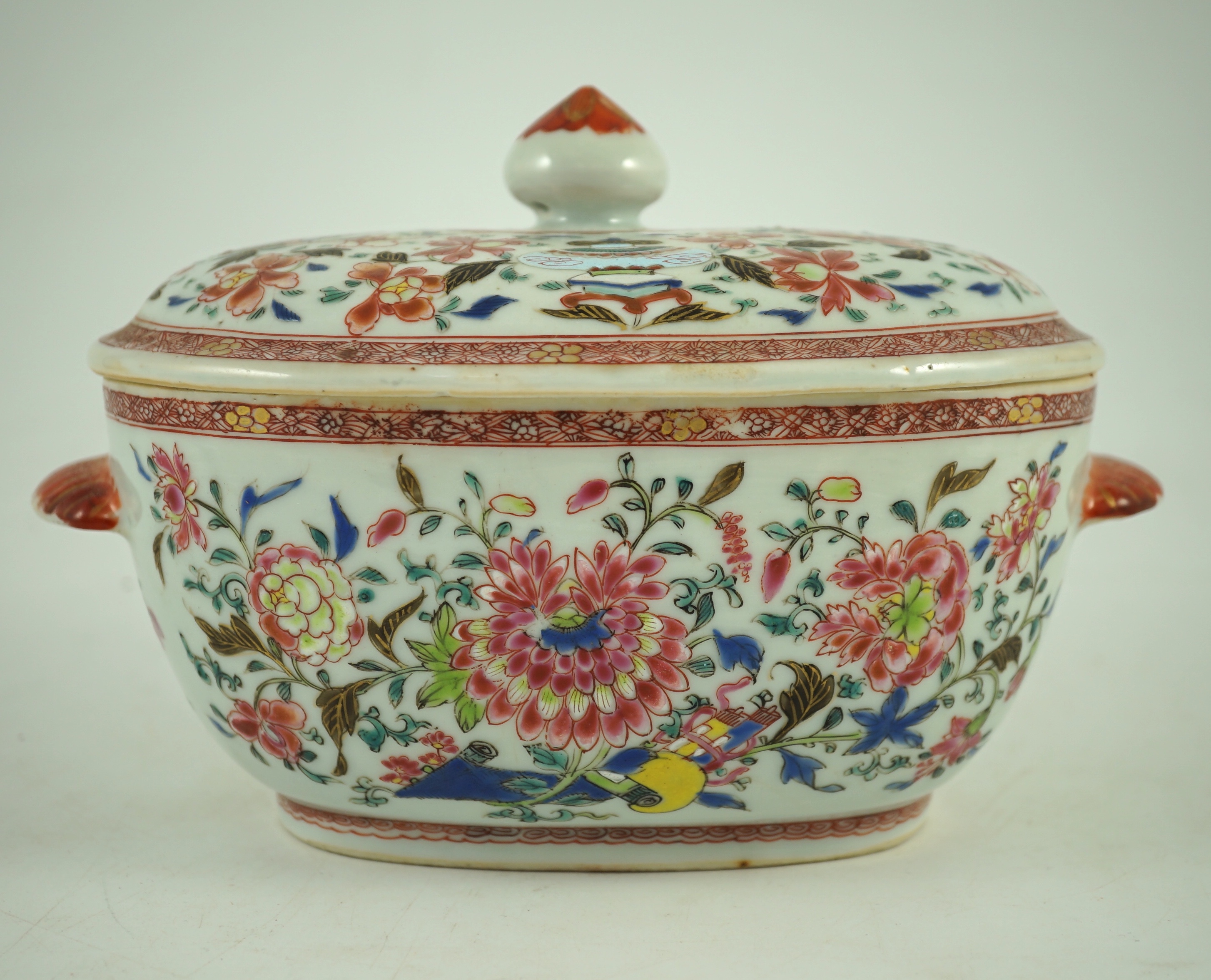 A Chinese export famille rose small tureen and cover, Qianlong period, 22.5 cm wide